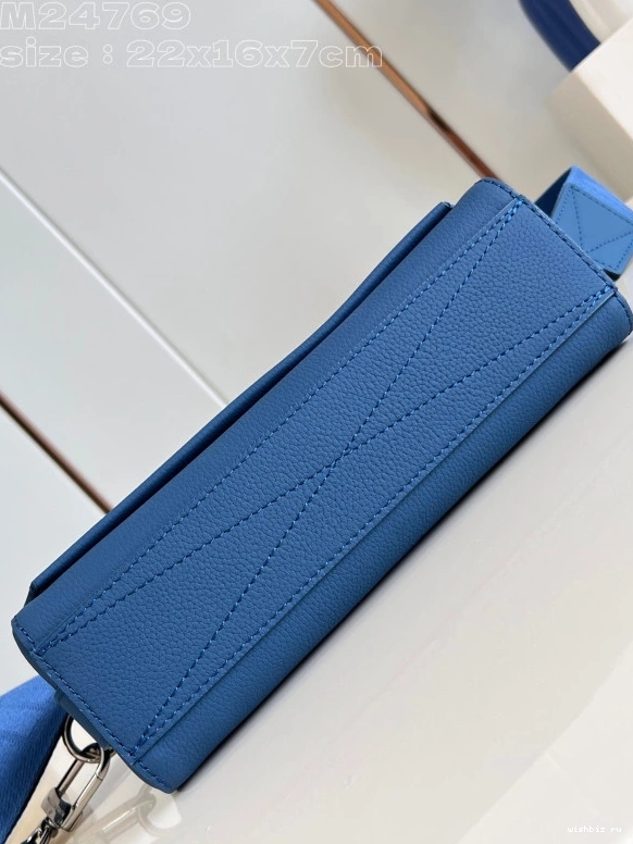 WIS Messenger Takeoff LOUIS PM-22*16.5*7CM VUITTON 0226